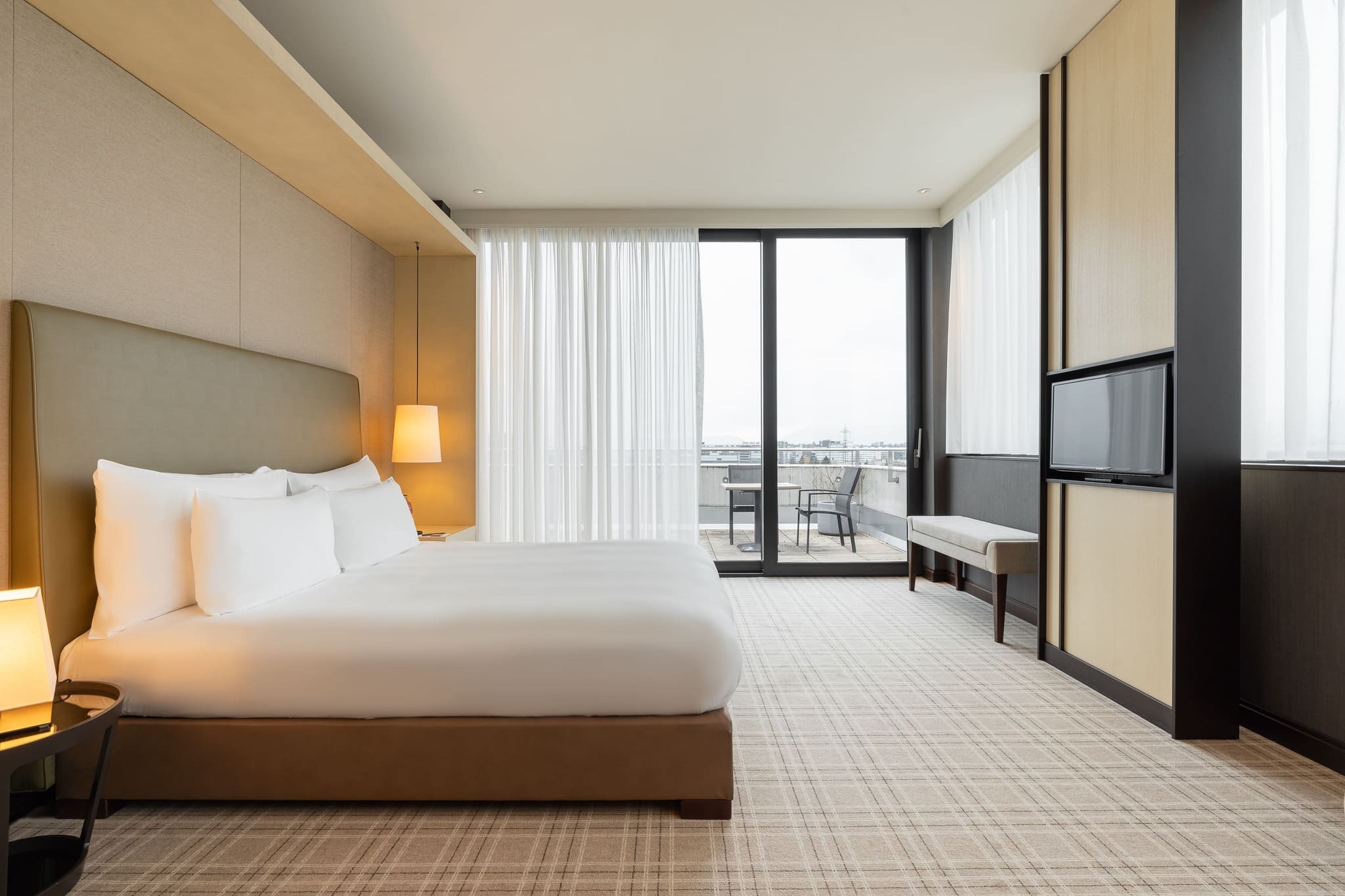 crowne-plaza-geneva-hotel-business-ihg-hotel-group-room-bedroom