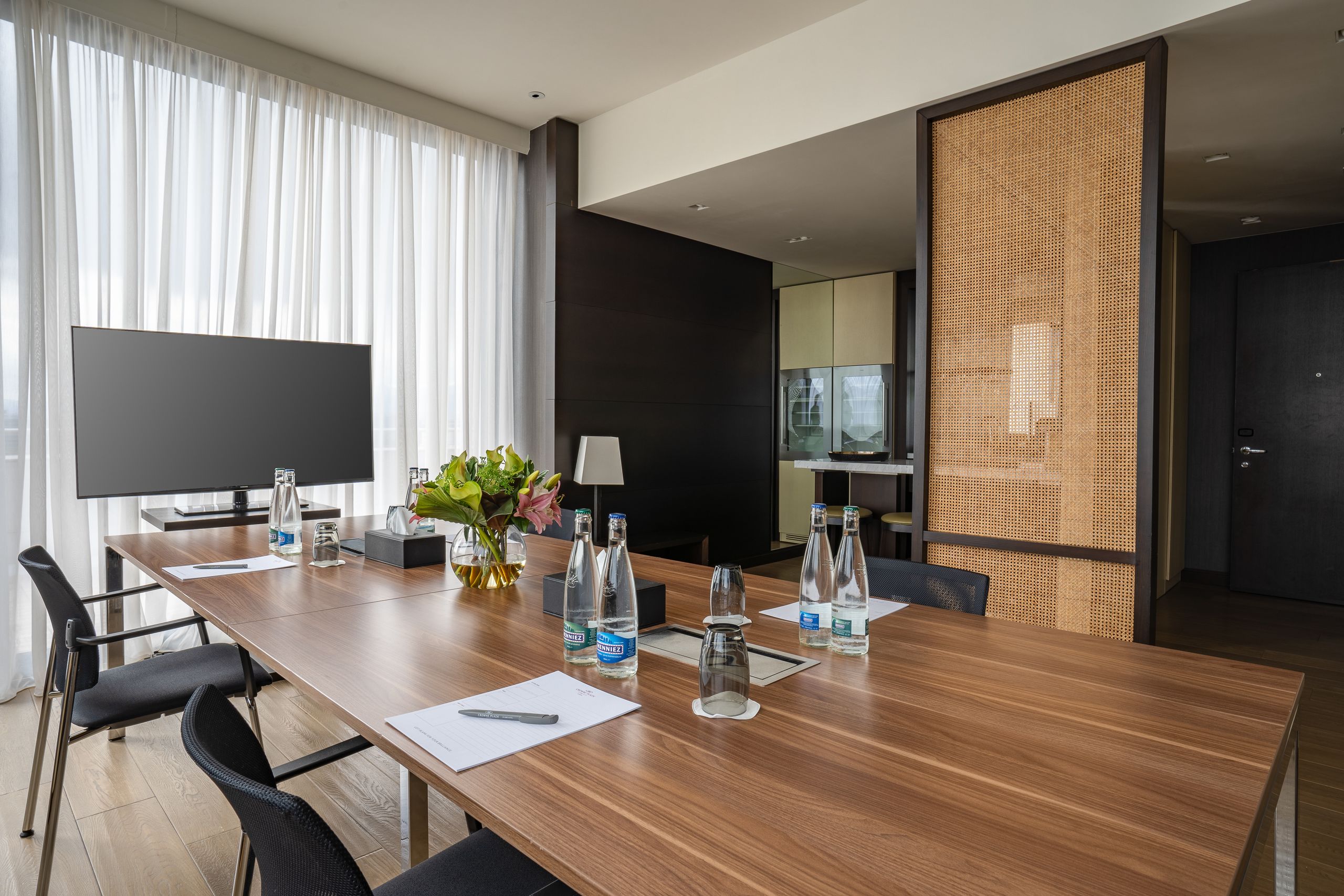 Crowne-Plaza-Geneva-hotel-business-ihg-Meeting-Room-Block-Table-Style