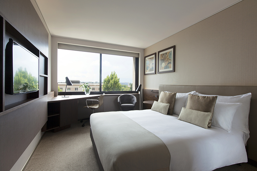 Crowne-Plaza-Geneva-hotel-business-ihg-Standard-Double-Bed-Room-1