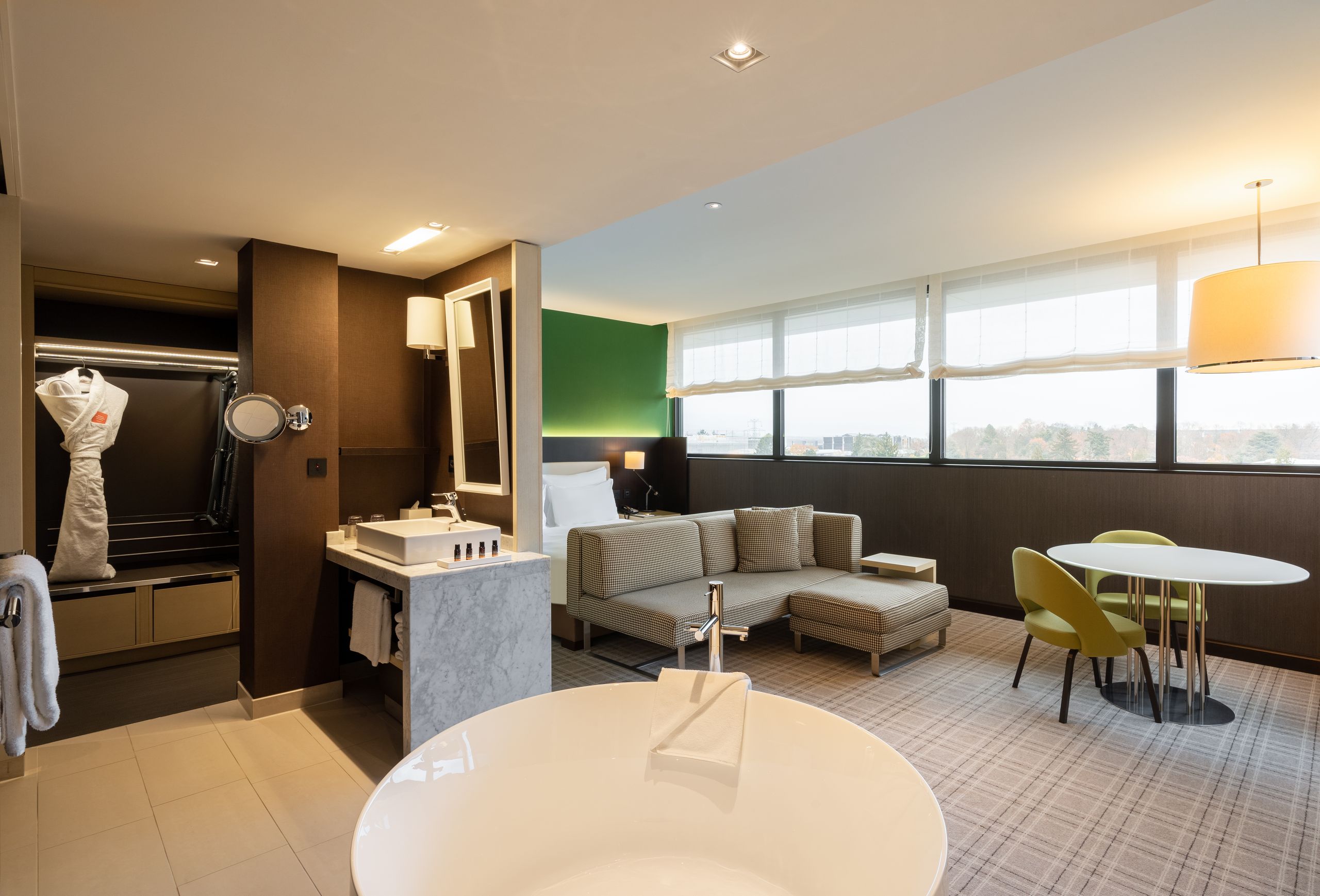 Crowne-Plaza-Geneva-hotel-business-ihg-Deluxe-room
