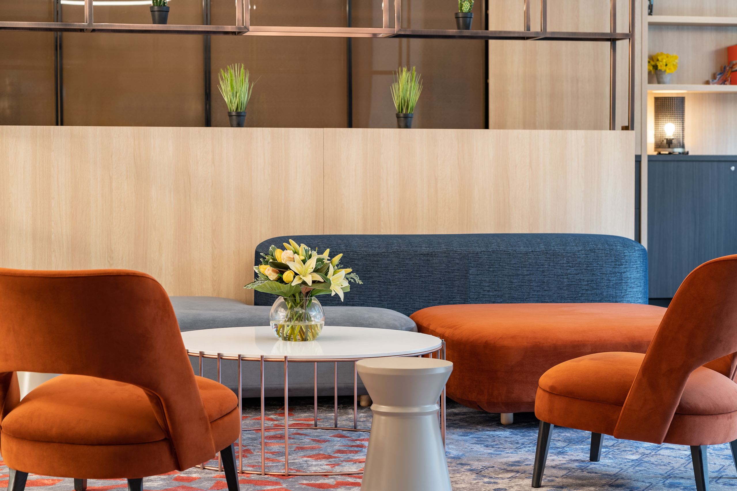Crowne-Plaza-Geneva-hotel-business-ihg-Meeting-Room-Orange-Chaire-5