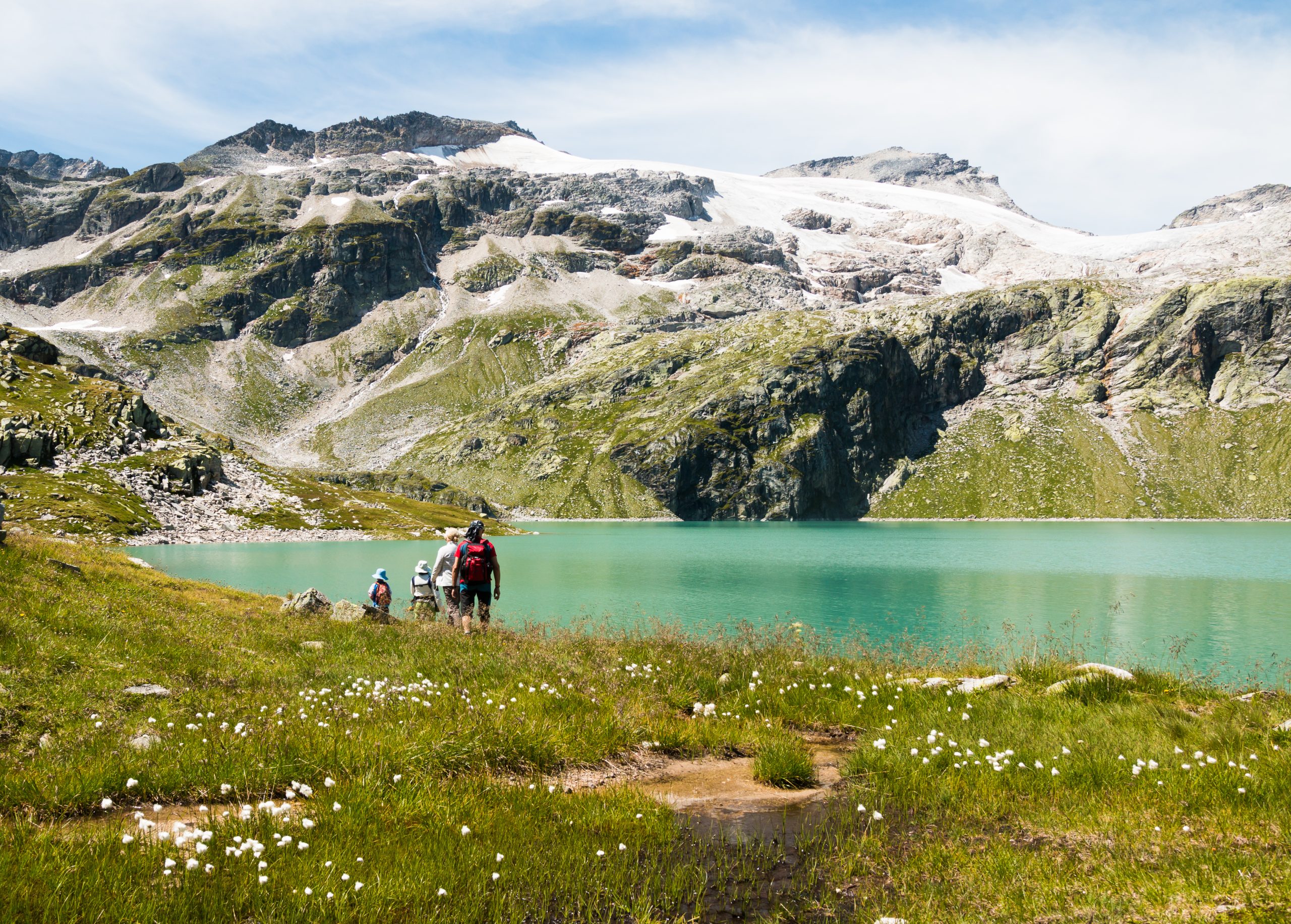 Serene-Swiss-Lake-Surrounded-by-Majestic-Mountains